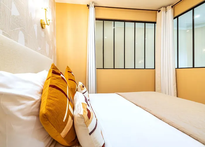 Tastefully Decorated Air-conditioned - 17 Apartment Paris